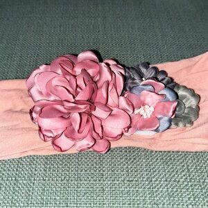 Multi flower headband for baby girls
Pink band 
Flowers: gray, pink.